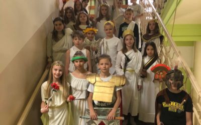 Żywa lekcja historii w klasie 5a