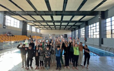 Drużynowe zawody pływackie.