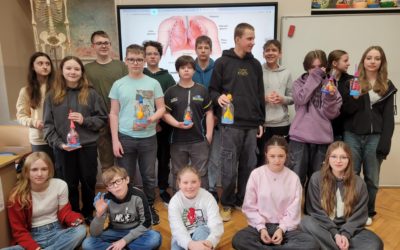 Model wentylacji płuc na biologii.